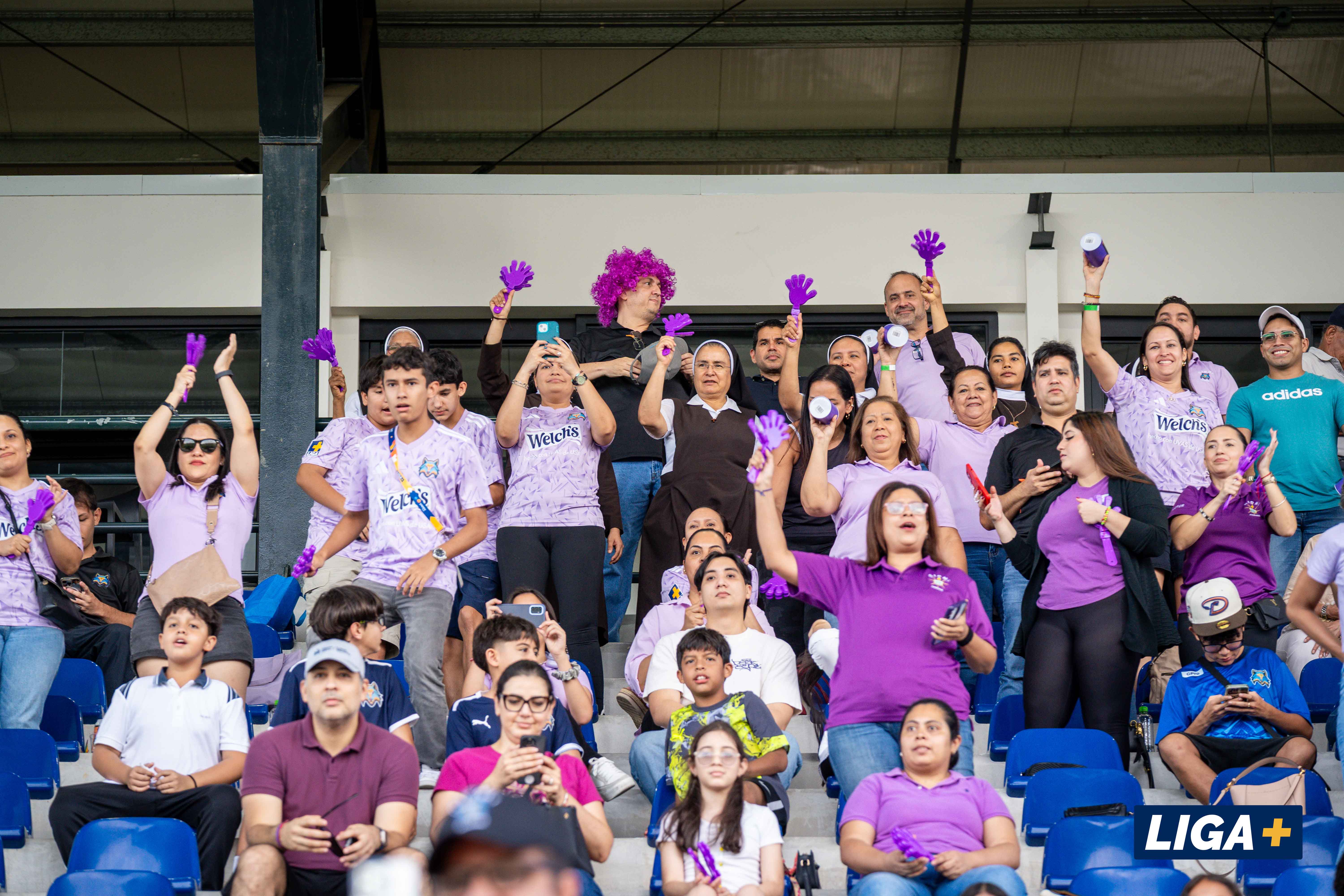 Afición apoyando en las gradas